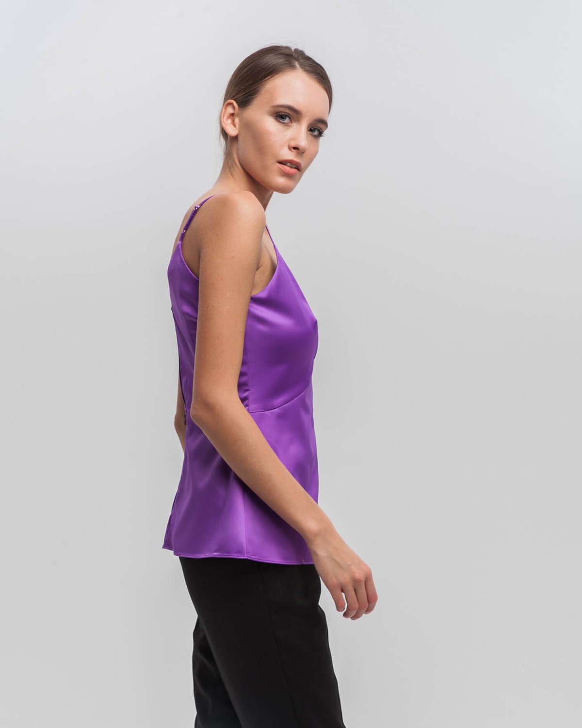 Топ ТО004, цвет: фиолетовый Allweneed Топ в бельевом стиле с застежкой на молнию и крючок. Регулируемые бретели и двойные чашечки позволяют носить топ без белья. С ним можно собрать как изысканный вечерний, так и стильный деловой образ.