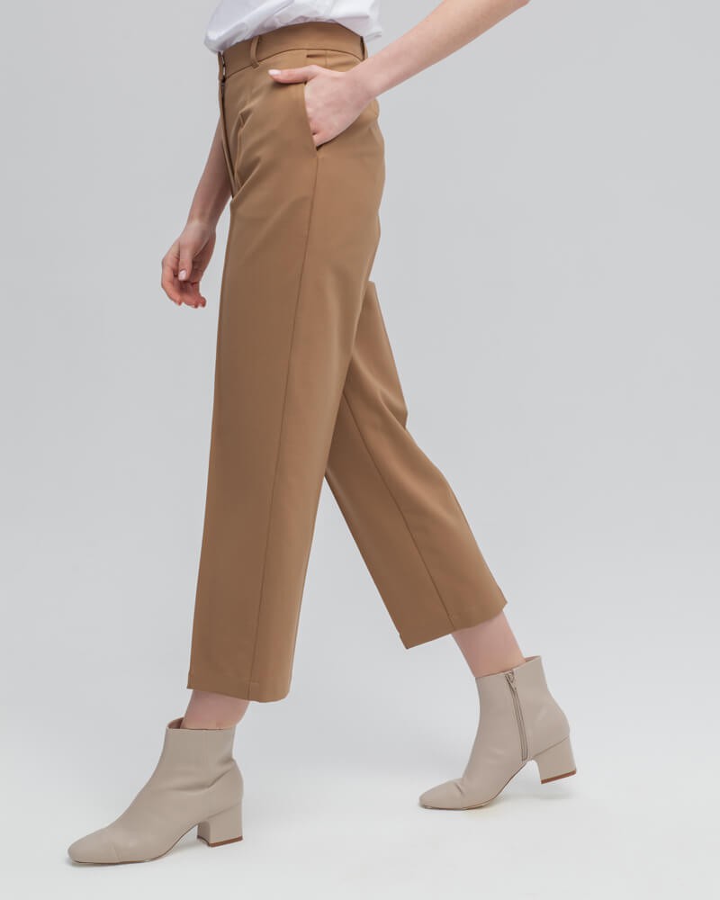 Прямые брюки из шерсти слегка укороченного силуэта с простроченными стрелками и посадкой на талии, элемент базового гардероба на осенне-зимний период. Прямой силуэт наиболее универсален и хорошо смотрится на всех типах фигур.