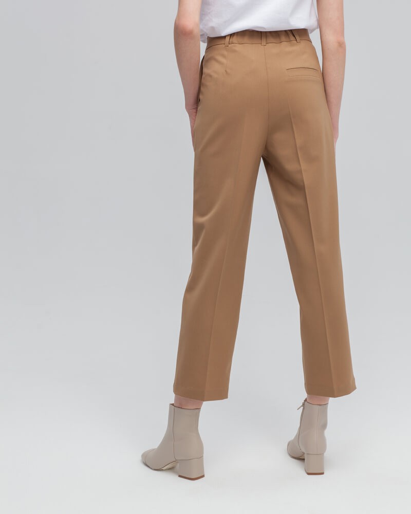 Прямые брюки из шерсти слегка укороченного силуэта с простроченными стрелками и посадкой на талии, элемент базового гардероба на осенне-зимний период. Прямой силуэт наиболее универсален и хорошо смотрится на всех типах фигур.