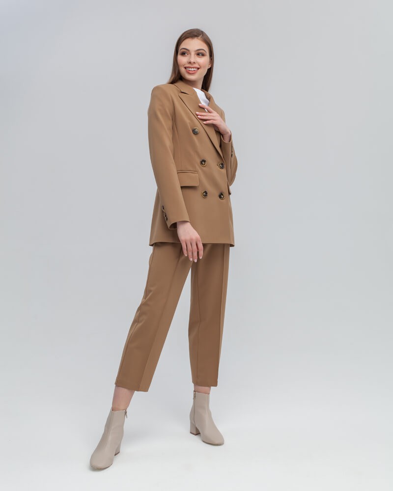 Прямые брюки из шерсти слегка укороченного силуэта с простроченными стрелками и посадкой на талии, элемент базового гардероба на осенне-зимний период. Прямой силуэт наиболее универсален и хорошо смотрится на всех типах фигур.