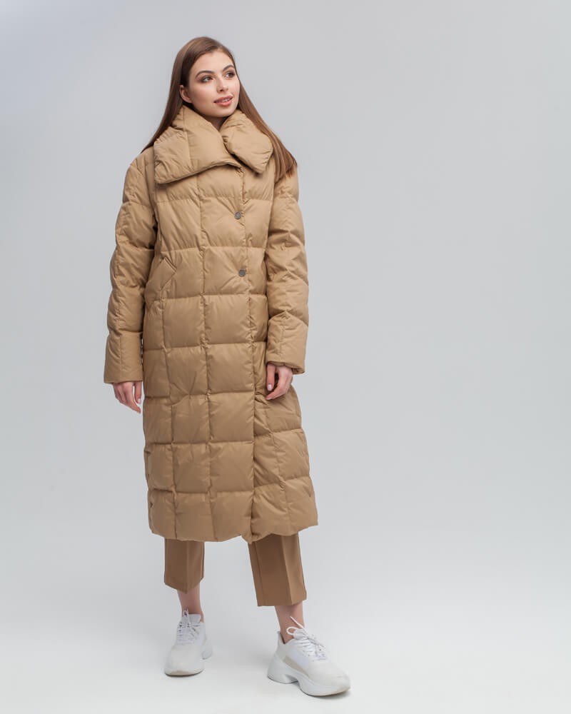 Пуховик-одеяло, цвет: бежевый Allweneed Стеганый пуховик - пик популярности в этом сезоне. Данная модель дополненавысоким воротом. Он позволяет носить пуховик без шарфа.
Изделие дополнено втачными карманами.Застежка на кнопки.
У модели удобный крой рукава, что позволяет подвернуть или укоротить его.
Защищает от ветра и дождя, держит тепло до -25.
На модели размер XS/S