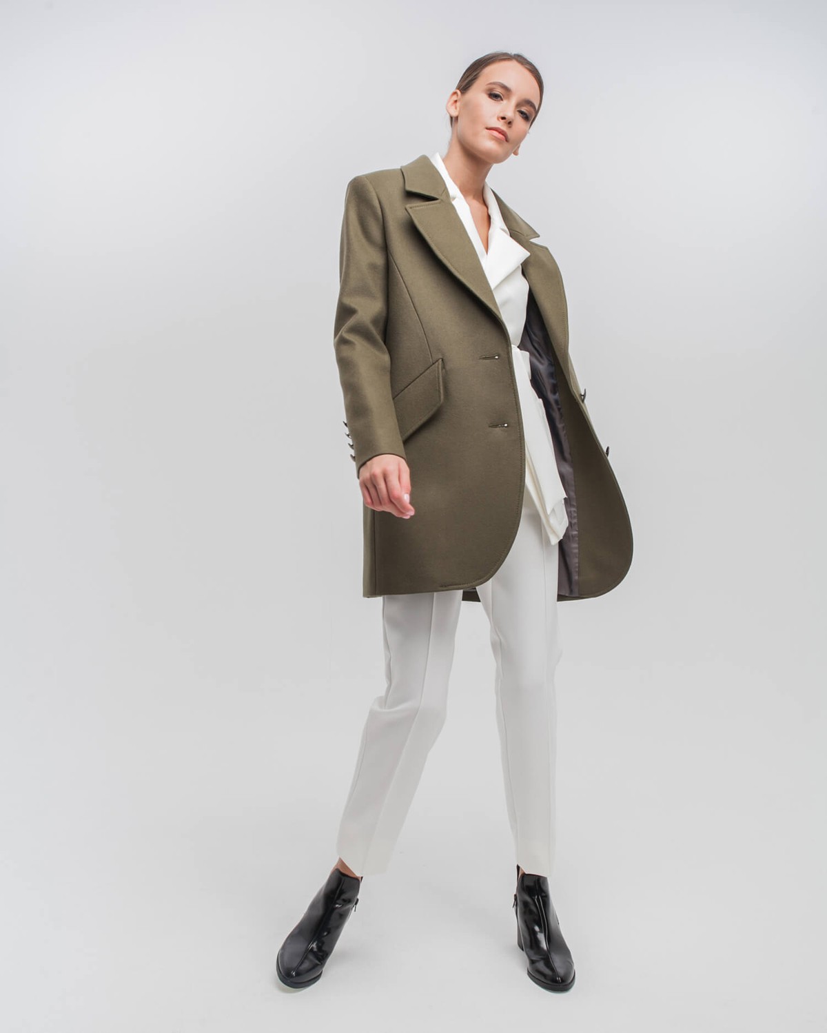 Пальто-жакет прямого силуэта с металлическими пуговицами и втачаным рукавом и клапанами на карманах. Выполнено из плотной шерсти на подкладе с декоративными отстрочками по всему изделию и шлицей сзади.
Современный крой пальто подчеркивает женственность и позволяет создавать трендовые образы как в деловом, так и в романтичном стиле

На модели размер XS