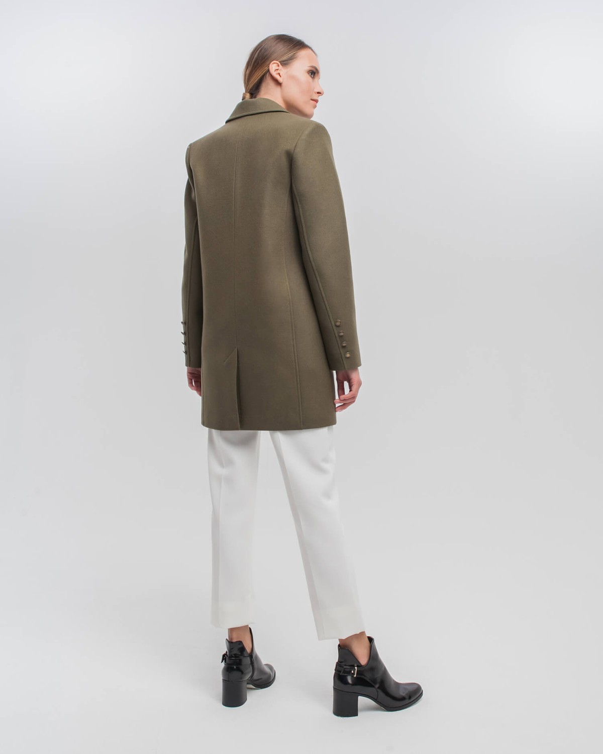 Пальто-жакет прямого силуэта с металлическими пуговицами и втачаным рукавом и клапанами на карманах. Выполнено из плотной шерсти на подкладе с декоративными отстрочками по всему изделию и шлицей сзади.
Современный крой пальто подчеркивает женственность и позволяет создавать трендовые образы как в деловом, так и в романтичном стиле

На модели размер XS