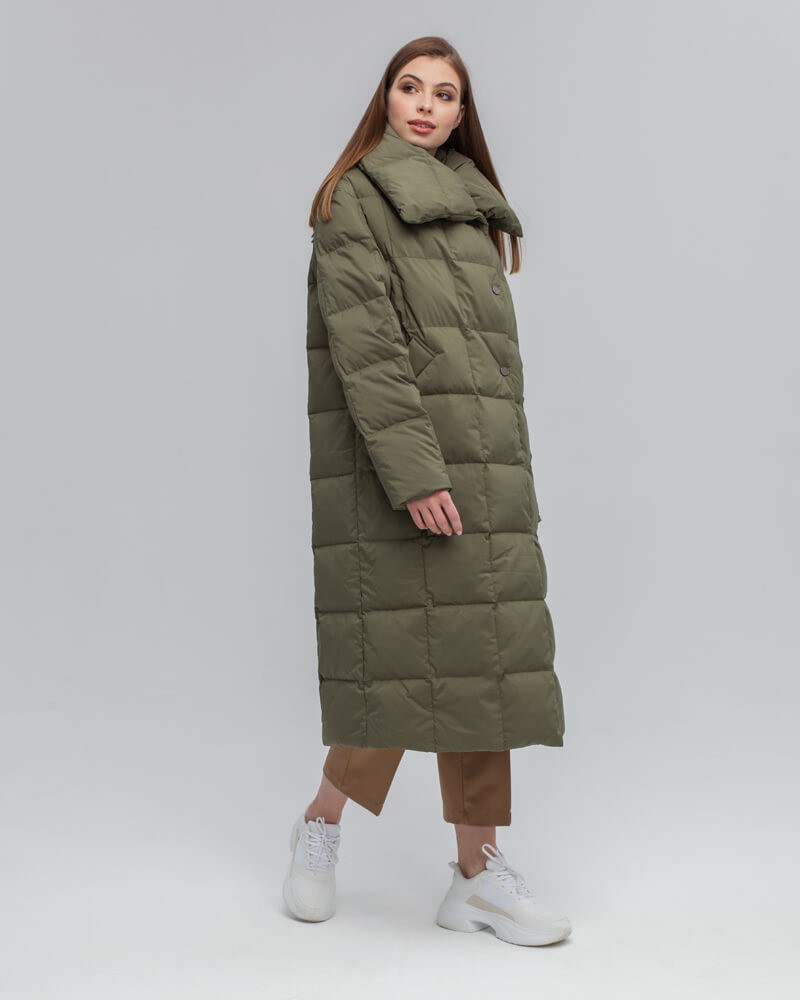 Стеганый пуховик - пик популярности в этом сезоне. Данная модель дополненавысоким воротом. Он позволяет носить пуховик без шарфа.
Изделие дополнено втачными карманами.Застежка на кнопки.
У модели удобный крой рукава, что позволяет подвернуть или укоротить его.

Защищает от ветра и дождя, держит тепло до -25.

На модели размер XS/S