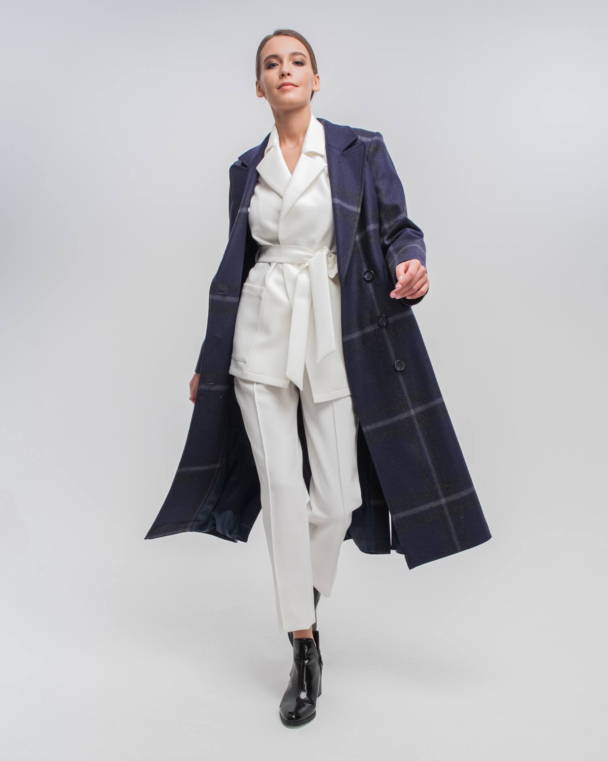 Двубортное пальто прямого кроя длины миди из плотной шерсти на подкладе с двумя шлицами. Доволнено хлястиком на спинке.
Структурированный силуэт пальто идеально подойдет для создания деловых образов на каждый день.

На модели размер XS