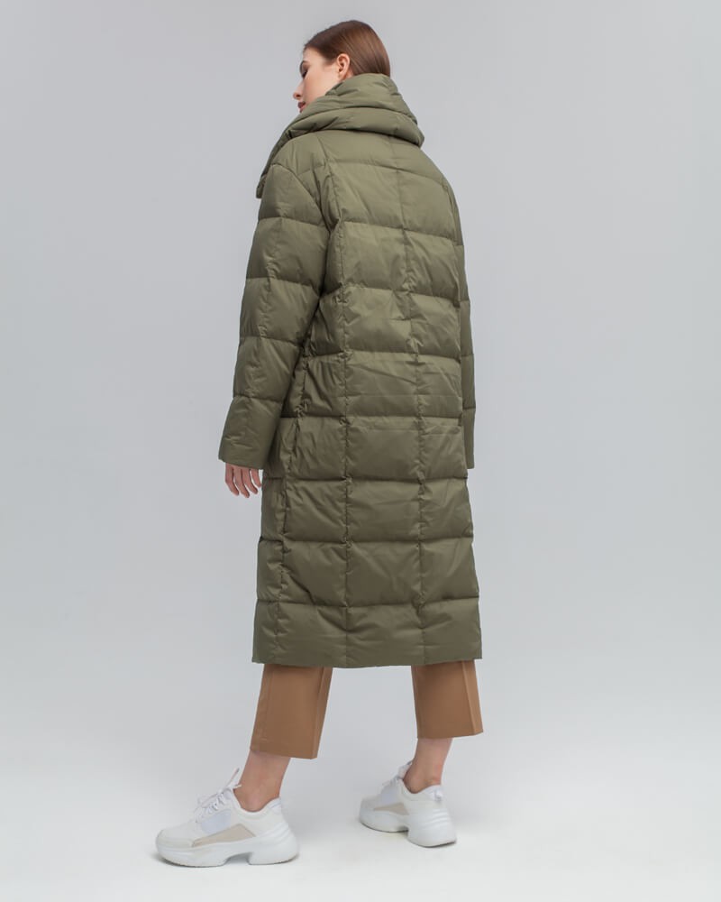 Стеганый пуховик - пик популярности в этом сезоне. Данная модель дополненавысоким воротом. Он позволяет носить пуховик без шарфа.
Изделие дополнено втачными карманами.Застежка на кнопки.
У модели удобный крой рукава, что позволяет подвернуть или укоротить его.

Защищает от ветра и дождя, держит тепло до -25.

На модели размер XS/S