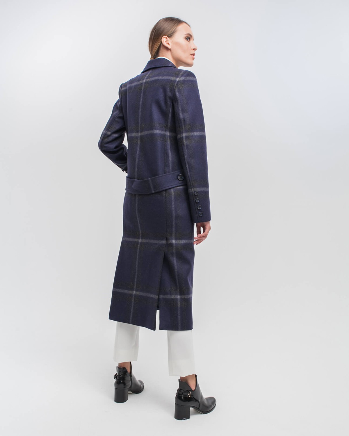 Двубортное пальто прямого кроя длины миди из плотной шерсти на подкладе с двумя шлицами. Доволнено хлястиком на спинке.
Структурированный силуэт пальто идеально подойдет для создания деловых образов на каждый день.

На модели размер XS