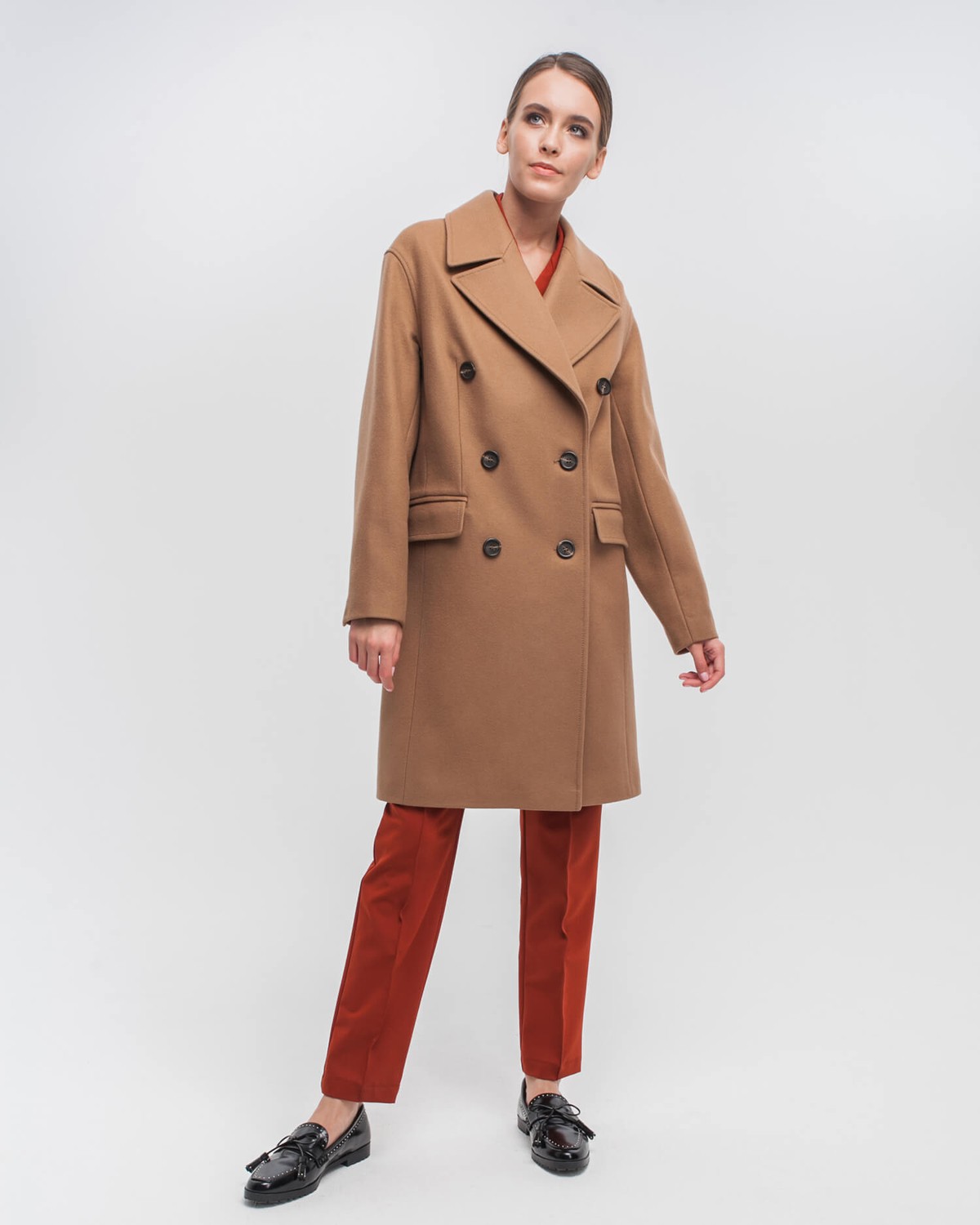 Укороченное двубортное пальто прямого кроя. Модель с английским воротником, дополнена пуговицами и клапанами на карманах. Декоративные отстрочки добавляют фактурыи делают лаконичное изделие стильным.

На модели размер XS