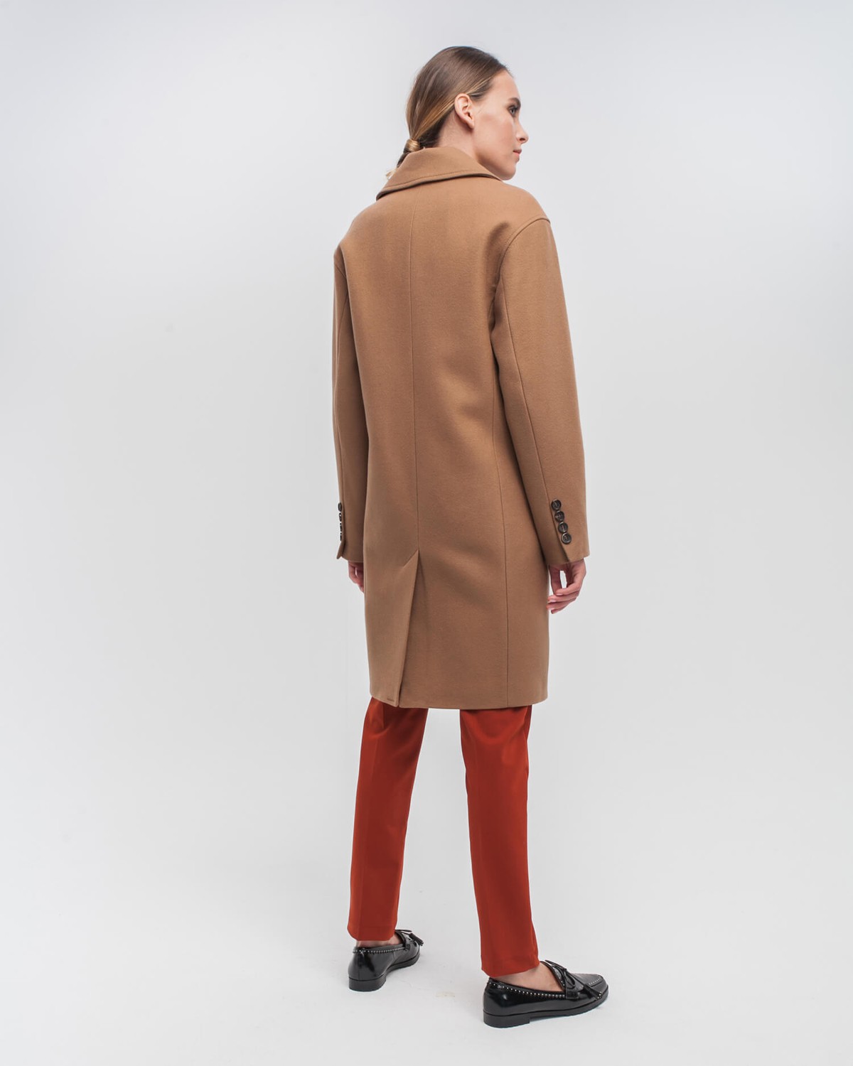 Укороченное двубортное пальто прямого кроя. Модель с английским воротником, дополнена пуговицами и клапанами на карманах. Декоративные отстрочки добавляют фактурыи делают лаконичное изделие стильным.

На модели размер XS