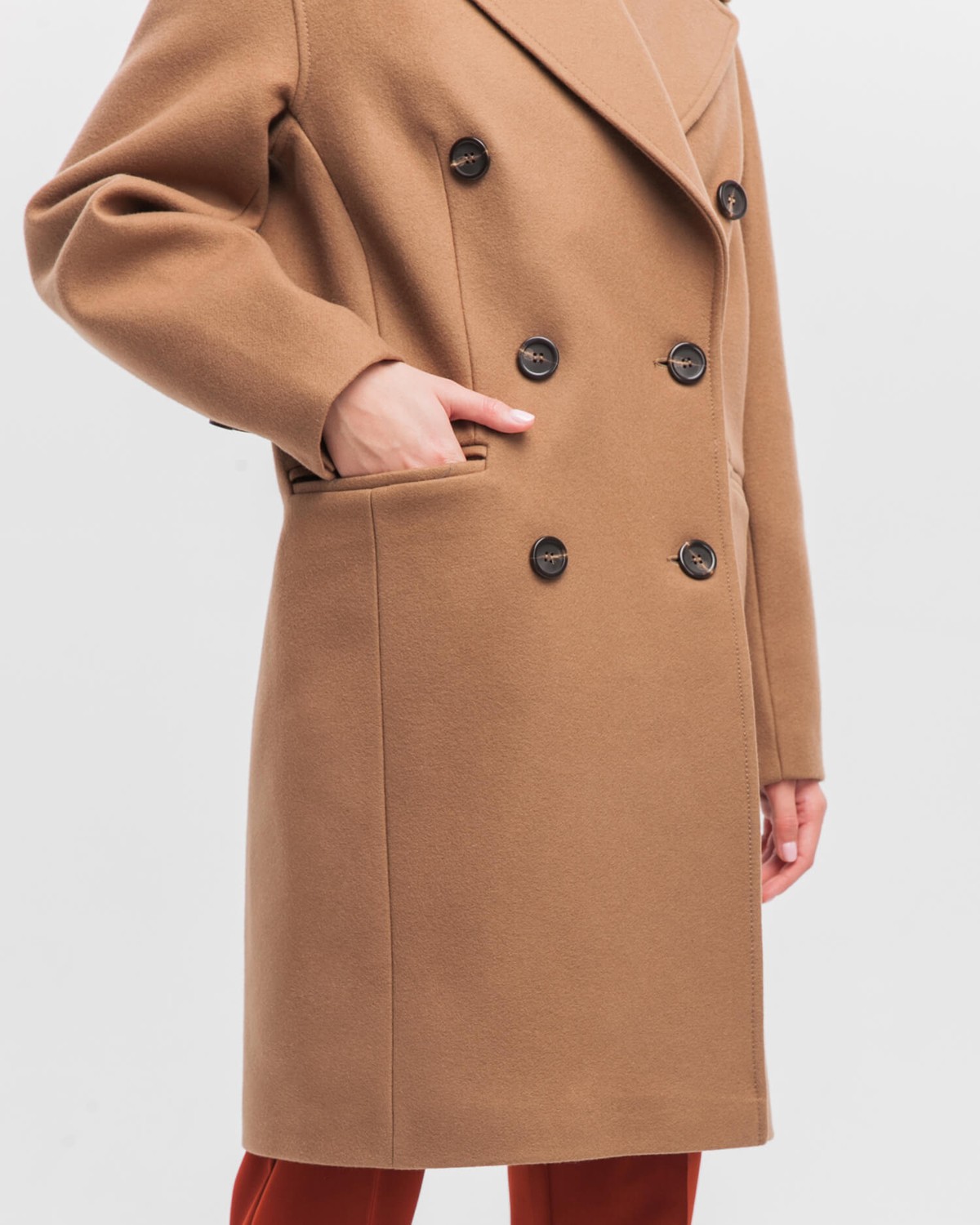 Укороченное двубортное пальто прямого кроя. Модель с английским воротником, дополнена пуговицами и клапанами на карманах. Декоративные отстрочки добавляют фактурыи делают лаконичное изделие стильным.

На модели размер XS