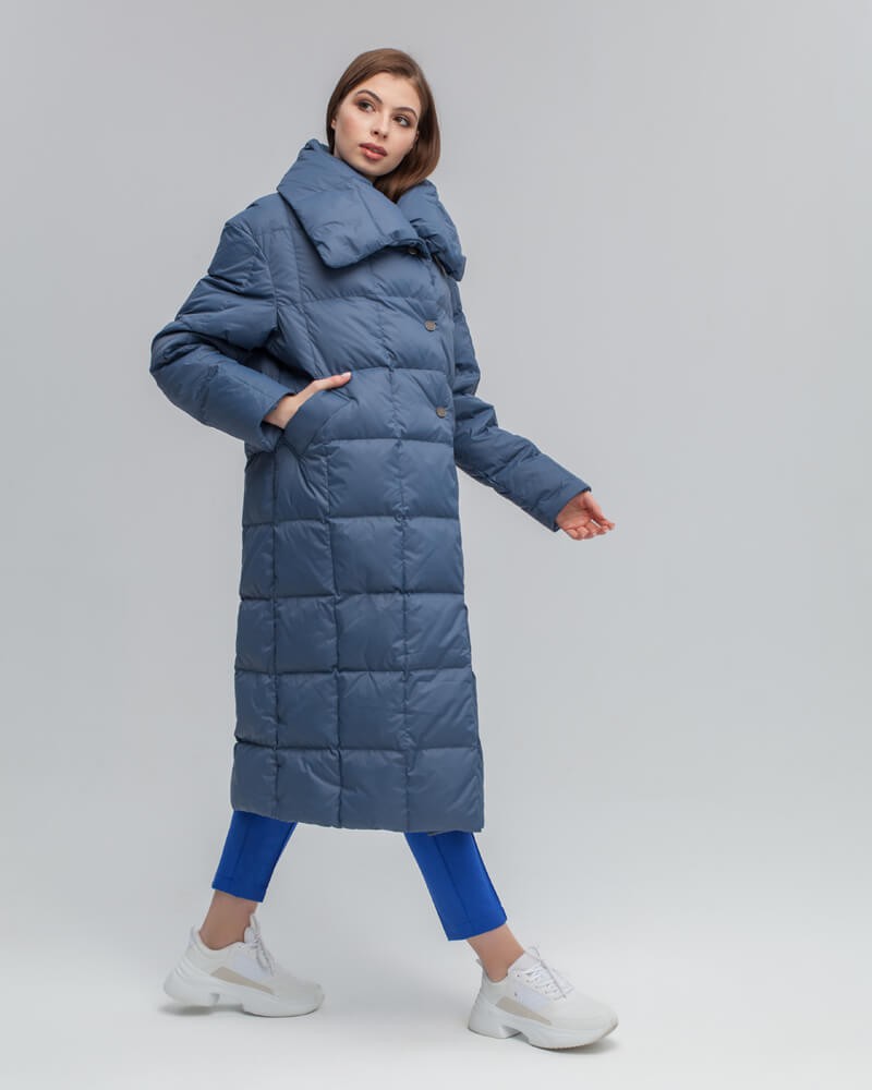 Стеганый пуховик - пик популярности в этом сезоне. Данная модель дополненавысоким воротом. Он позволяет носить пуховик без шарфа.
Изделие дополнено втачными карманами.Застежка на кнопки.
У модели удобный крой рукава, что позволяет подвернуть или укоротить его.

Защищает от ветра и дождя, держит тепло до -25.

На модели размер XS/S