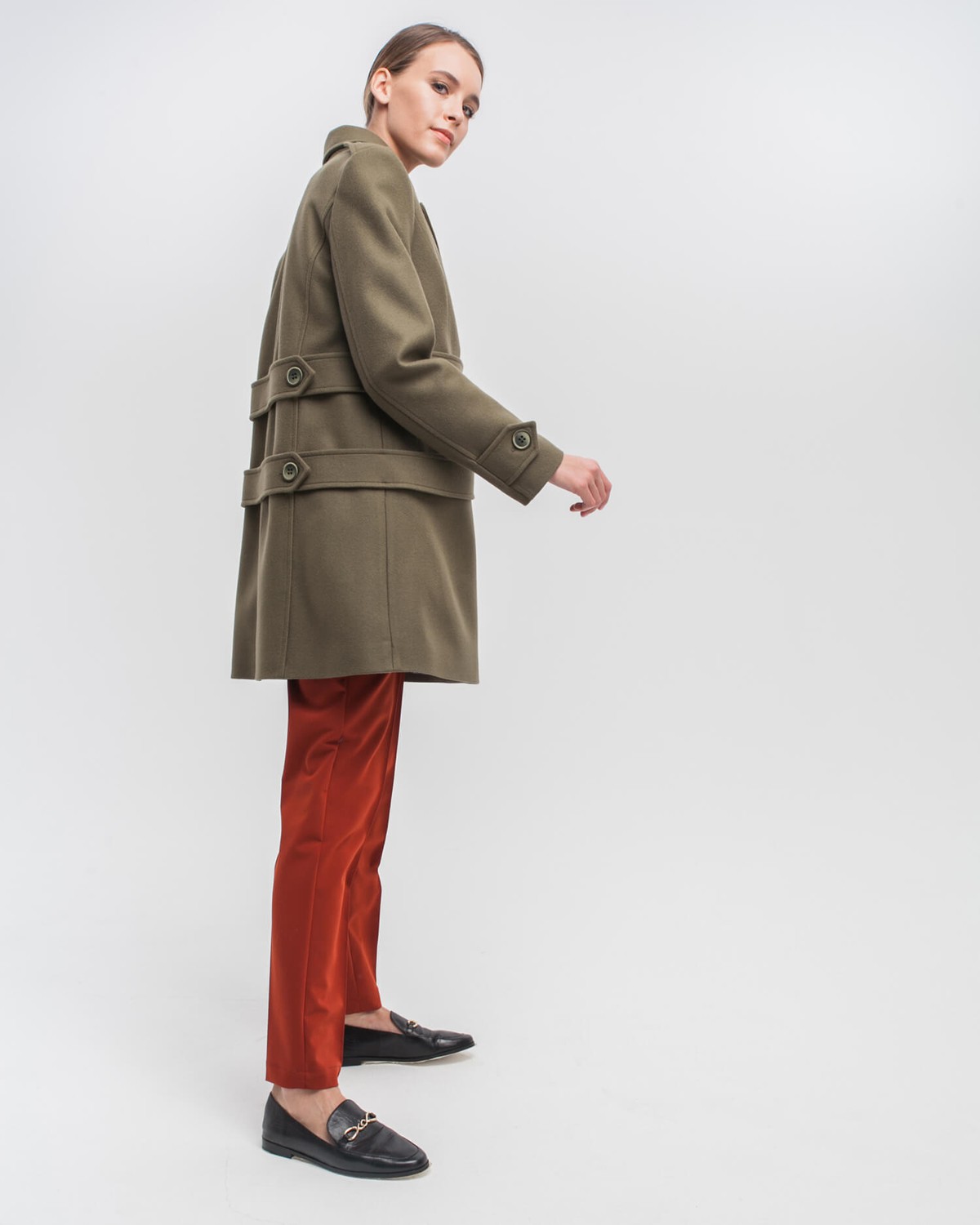 Пальто CO039, цвет: хаки Allweneed Укороченное двубортное пальто силуэта трапеция с застежкой на кнопки дополнено декоративными пуговицами, хлястиками и погонами. Стильная альтернатива пальто-жакету, которое подойдет как миниатюрным девушкам, так и девушкам среднего и высокого роста
На модели размер XS