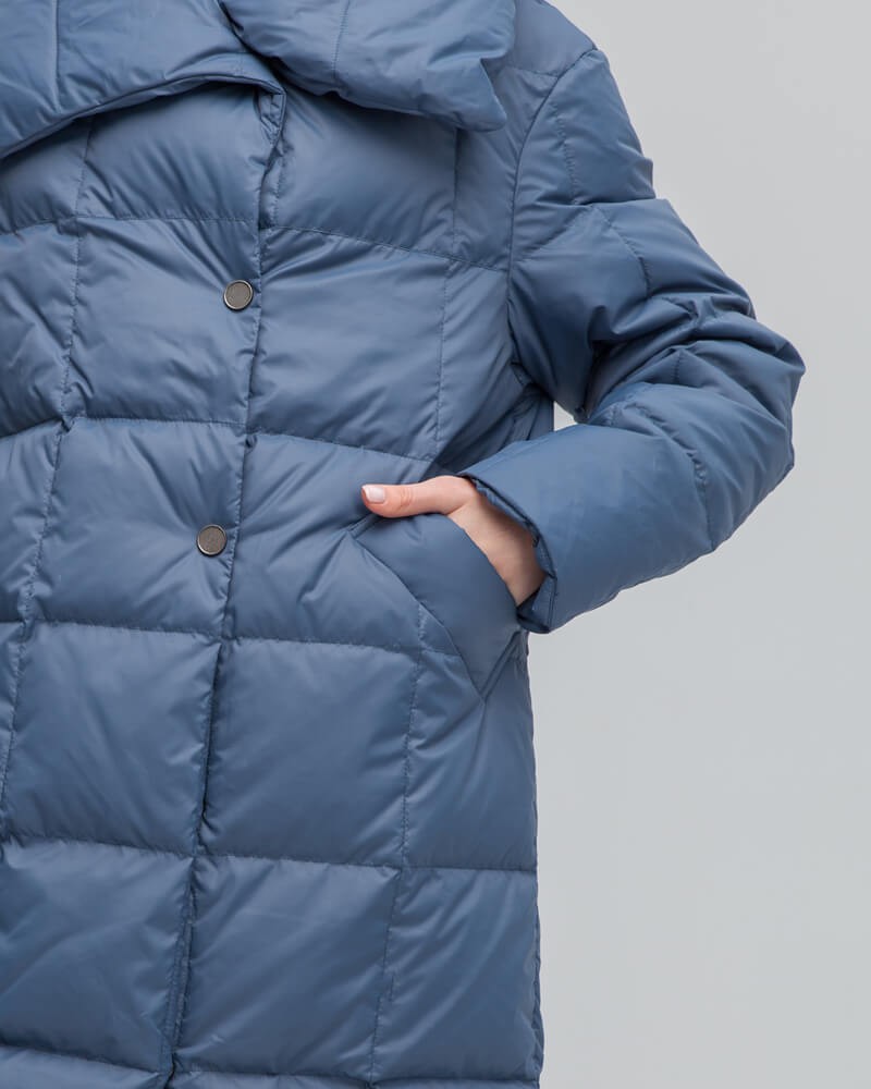 Стеганый пуховик - пик популярности в этом сезоне. Данная модель дополненавысоким воротом. Он позволяет носить пуховик без шарфа.
Изделие дополнено втачными карманами.Застежка на кнопки.
У модели удобный крой рукава, что позволяет подвернуть или укоротить его.

Защищает от ветра и дождя, держит тепло до -25.

На модели размер XS/S