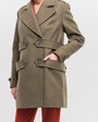 Пальто CO039, цвет: хаки Allweneed Укороченное двубортное пальто силуэта трапеция с застежкой на кнопки дополнено декоративными пуговицами, хлястиками и погонами. Стильная альтернатива пальто-жакету, которое подойдет как миниатюрным девушкам, так и девушкам среднего и высокого роста
На модели размер XS