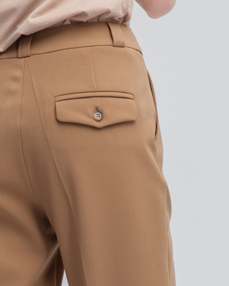 Зауженные к низу брюки полуприлегающего силуэта со средней посадкой и застежкой на молнию и крючки. Посадка на талии и стрелка визуально удлиняют ноги и делают ваш образ более собранным и элегантным.