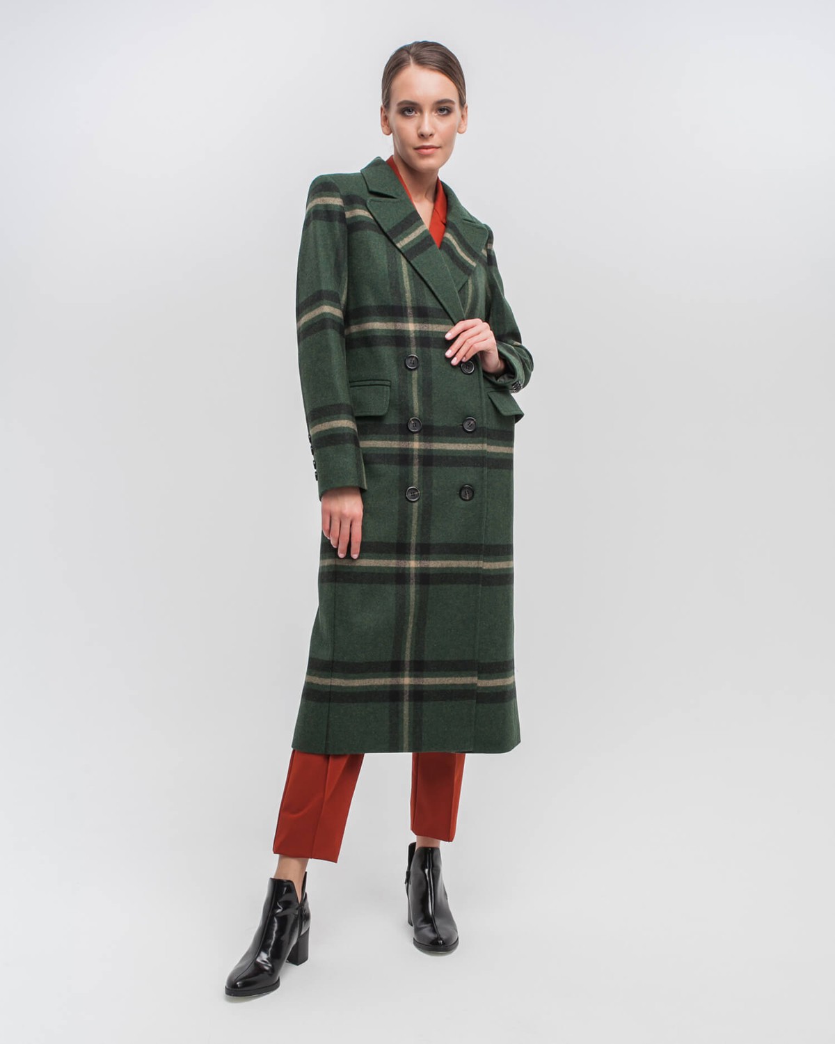 Двубортное пальто прямого кроя длины миди из плотной шерсти на подкладе с двумя шлицами. Доволнено хлястиком на спинке.
Структурированный силуэт пальто идеально подойдет для создания деловых образов на каждый день.

На модели размер XS