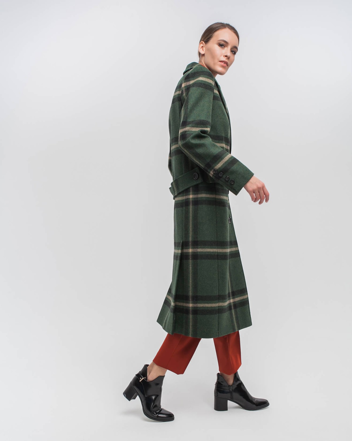 Двубортное пальто прямого кроя длины миди из плотной шерсти на подкладе с двумя шлицами. Доволнено хлястиком на спинке.
Структурированный силуэт пальто идеально подойдет для создания деловых образов на каждый день.

На модели размер XS