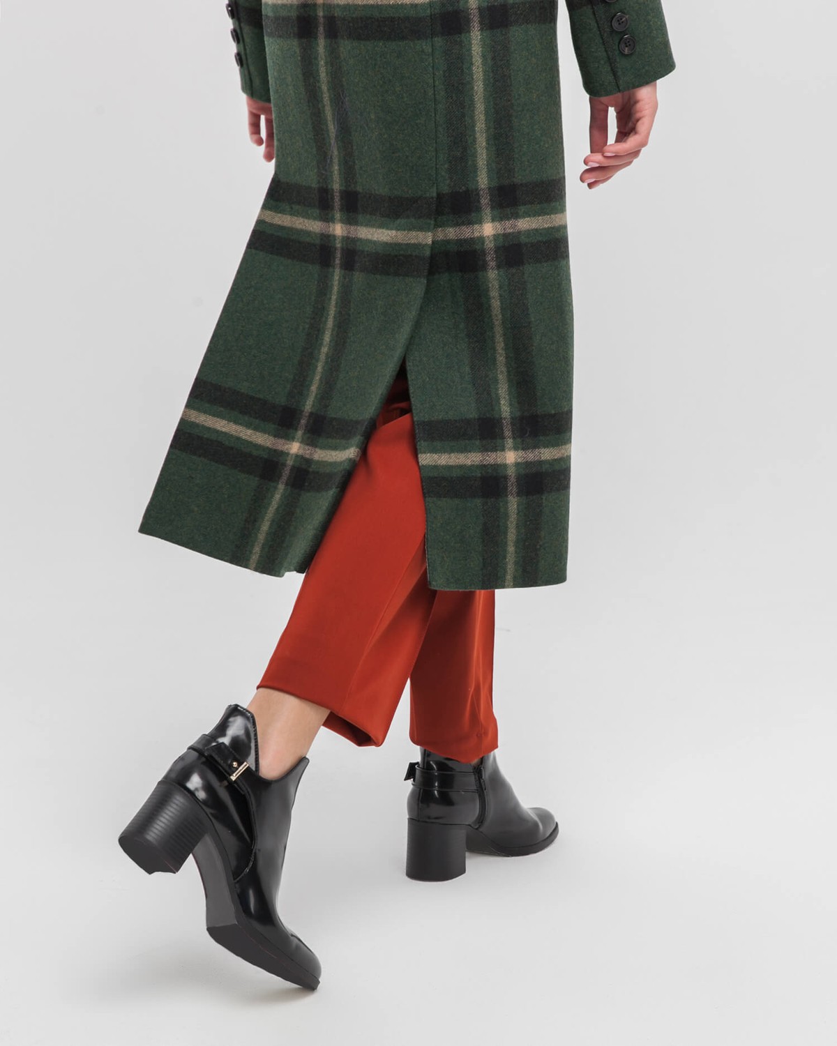 Двубортное пальто прямого кроя длины миди из плотной шерсти на подкладе с двумя шлицами. Доволнено хлястиком на спинке.
Структурированный силуэт пальто идеально подойдет для создания деловых образов на каждый день.

На модели размер XS