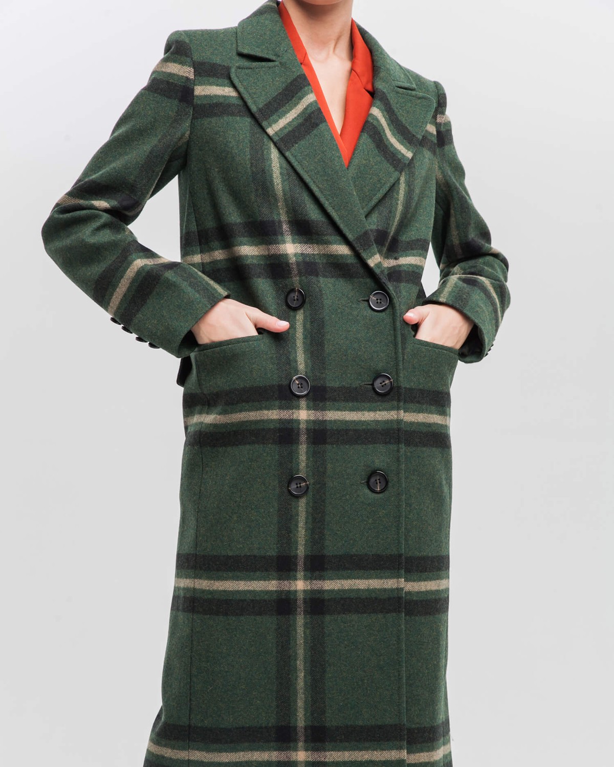 Двубортное пальто прямого кроя длины миди из плотной шерсти на подкладе с двумя шлицами. Доволнено хлястиком на спинке.
Структурированный силуэт пальто идеально подойдет для создания деловых образов на каждый день.

На модели размер XS