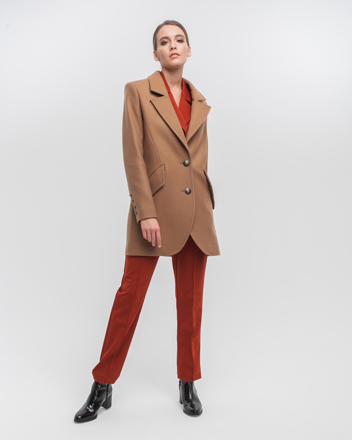 Пальто-жакет прямого силуэта с металлическими пуговицами и втачаным рукавом и клапанами на карманах. Выполнено из плотной шерсти на подкладе с декоративными отстрочками по всему изделию и шлицей сзади.
Современный крой пальто подчеркивает женственность и позволяет создавать трендовые образы как в деловом, так и в романтичном стиле

На модели размер XS