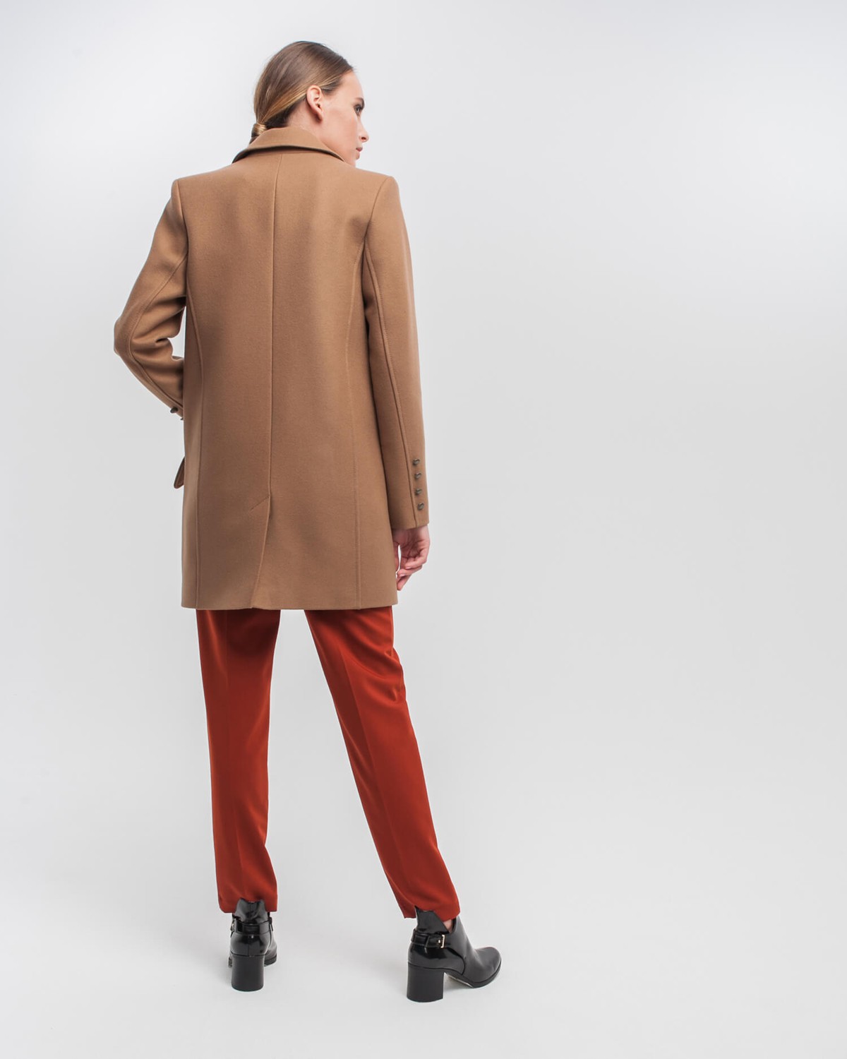 Пальто-жакет прямого силуэта с металлическими пуговицами и втачаным рукавом и клапанами на карманах. Выполнено из плотной шерсти на подкладе с декоративными отстрочками по всему изделию и шлицей сзади.
Современный крой пальто подчеркивает женственность и позволяет создавать трендовые образы как в деловом, так и в романтичном стиле

На модели размер XS