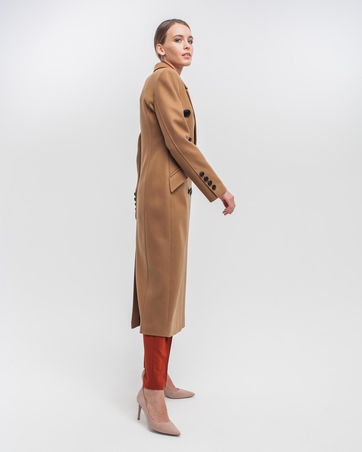 Двубортное пальто приталенного силуэта длины миди с клапанами на карманах. Четкая линия пальто плеч и клапаны на карманах в сочетании с приталенным силуэтом формирует идеальную фигуру-песочные часы.

На модели размер XS