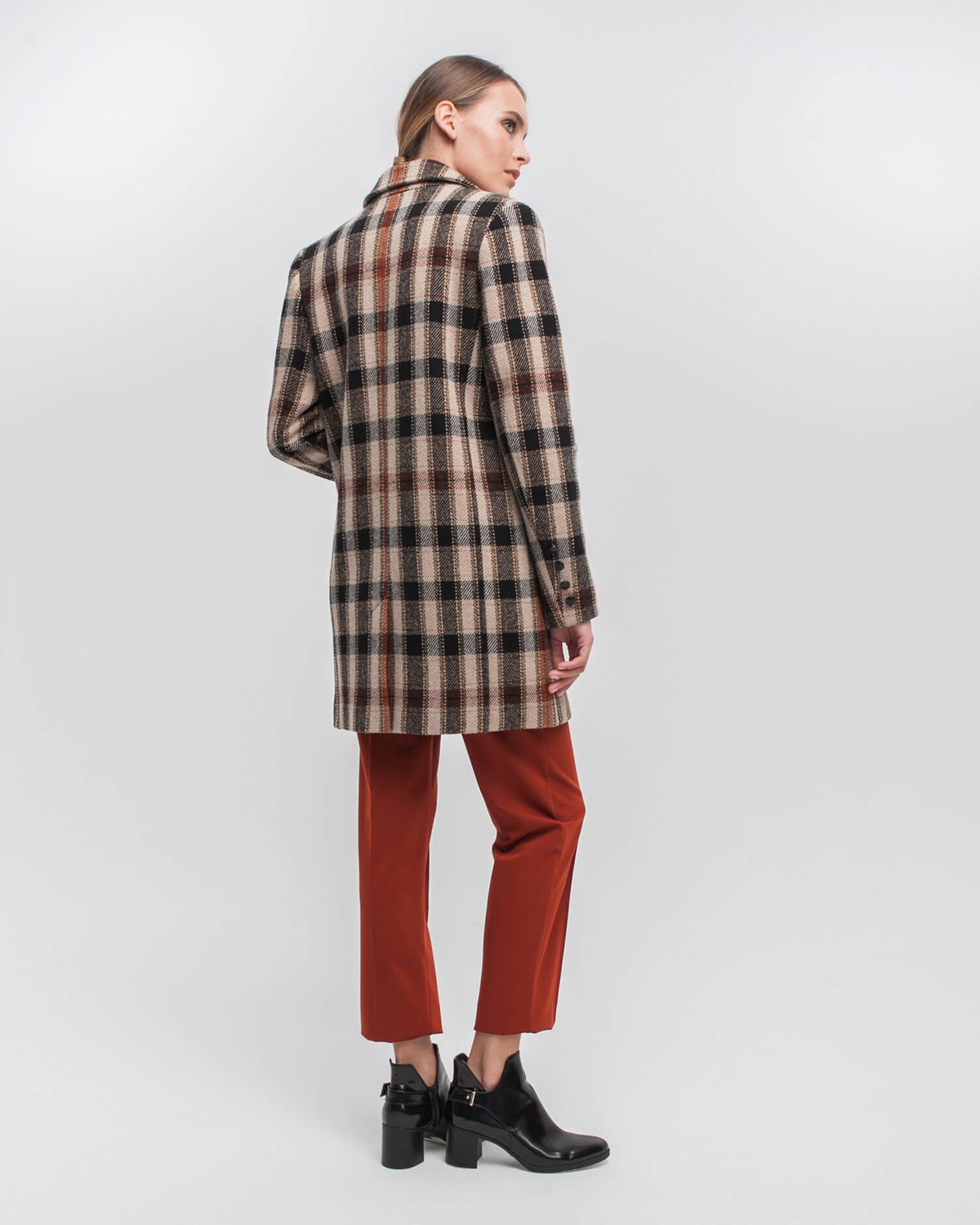 Пальто-жакет прямого силуэта с металлическими пуговицами и втачаным рукавом и клапанами на карманах. Выполнено из плотной шерсти на подкладе с декоративными отстрочками по всему изделию и шлицей сзади.
Современный крой пальто подчеркивает женственность и позволяет создавать трендовые образы как в деловом, так и в романтичном стиле

На модели размер XS