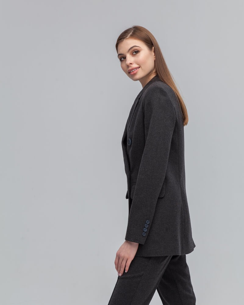 Слегкаприталенный двубортный жакет послужит удачным дополнением не только к деловым нарядам, но и к повседневным образам.Незаменимый элемент базового гардероба, который легко сочетать с брюками, юбками, платьями и денимом.