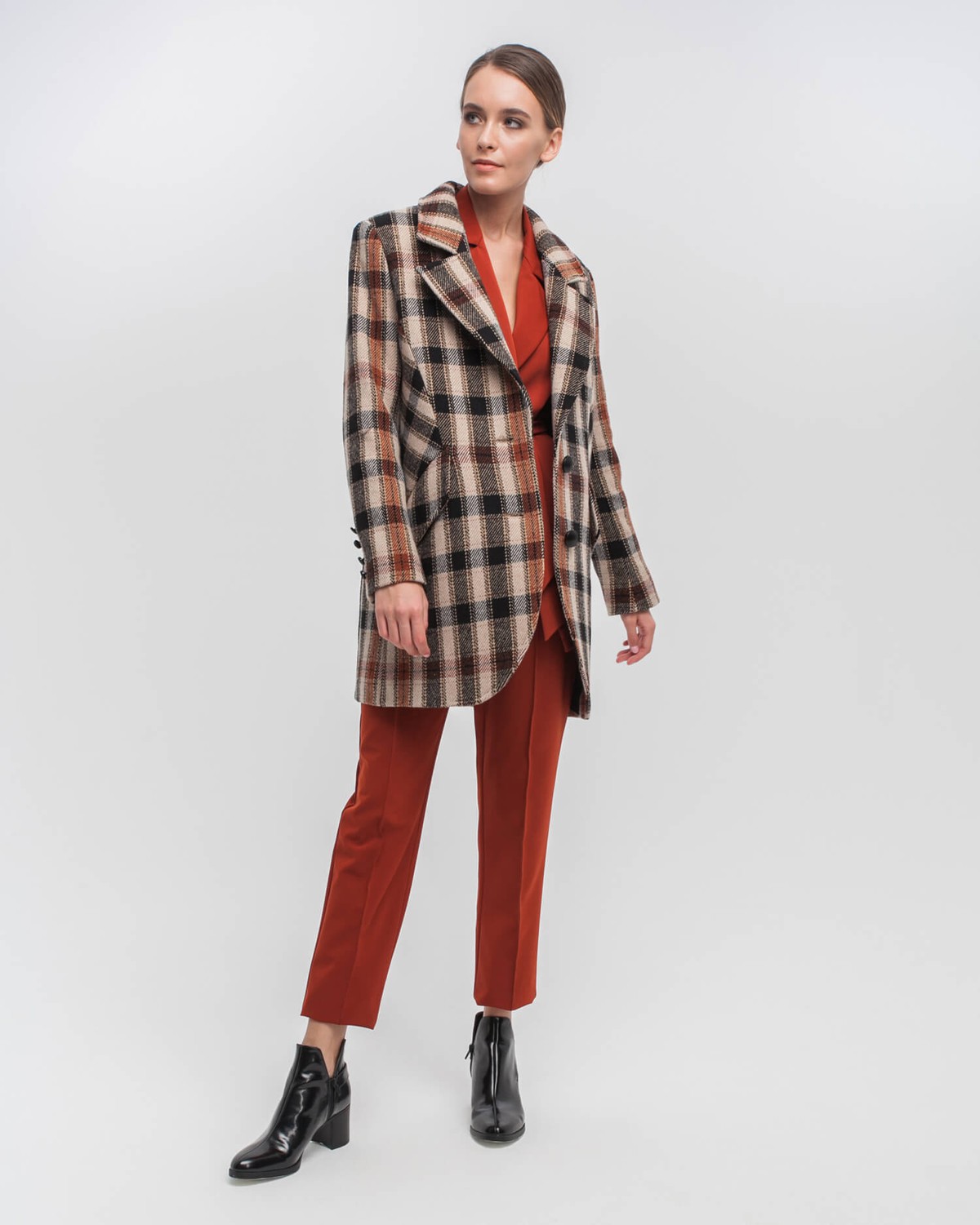 Пальто-жакет прямого силуэта с металлическими пуговицами и втачаным рукавом и клапанами на карманах. Выполнено из плотной шерсти на подкладе с декоративными отстрочками по всему изделию и шлицей сзади.
Современный крой пальто подчеркивает женственность и позволяет создавать трендовые образы как в деловом, так и в романтичном стиле

На модели размер XS