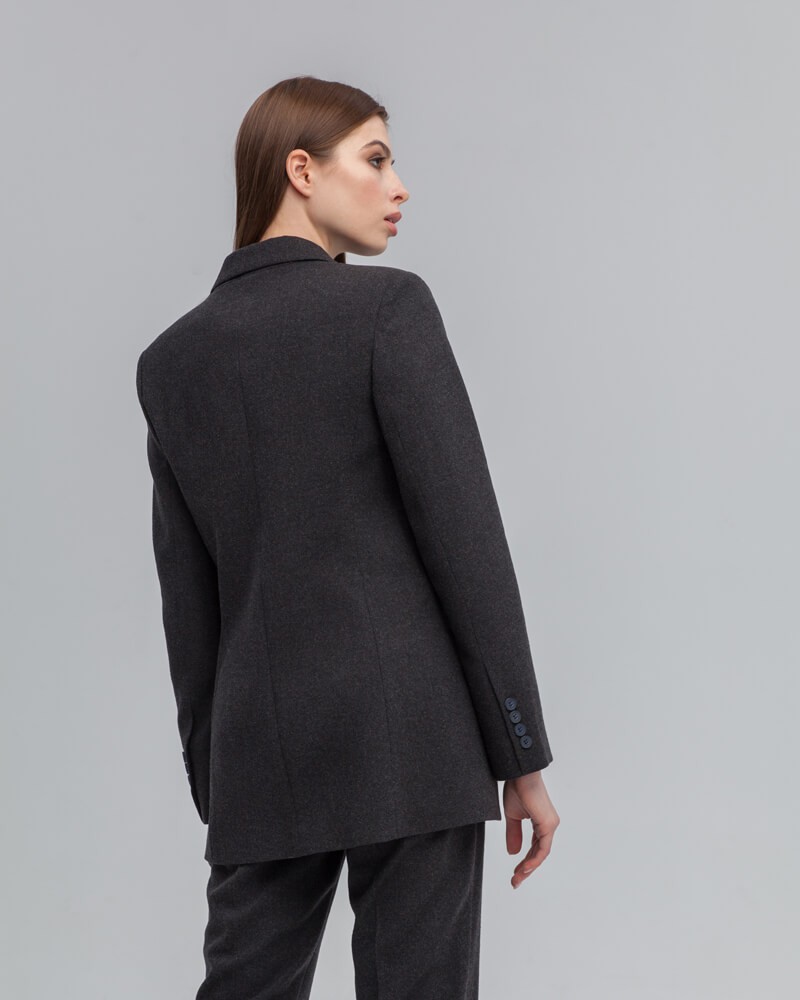 Слегкаприталенный двубортный жакет послужит удачным дополнением не только к деловым нарядам, но и к повседневным образам.Незаменимый элемент базового гардероба, который легко сочетать с брюками, юбками, платьями и денимом.