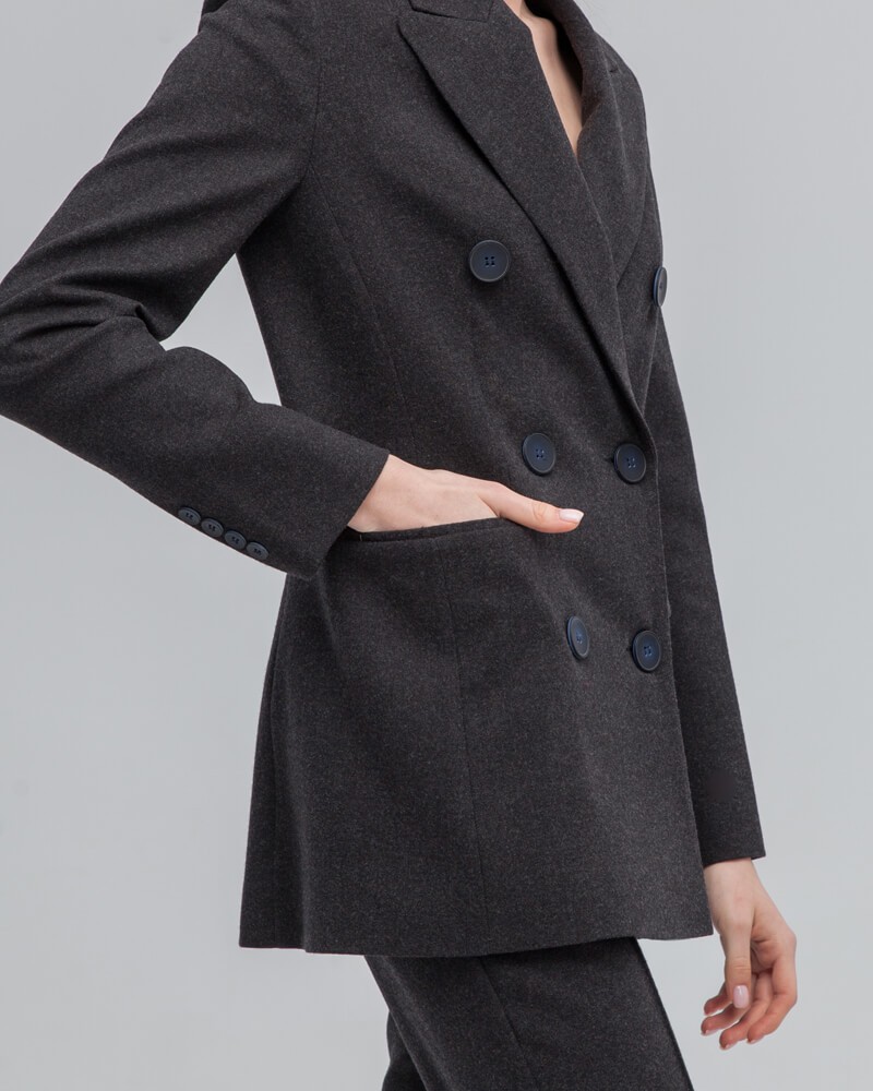 Слегкаприталенный двубортный жакет послужит удачным дополнением не только к деловым нарядам, но и к повседневным образам.Незаменимый элемент базового гардероба, который легко сочетать с брюками, юбками, платьями и денимом.