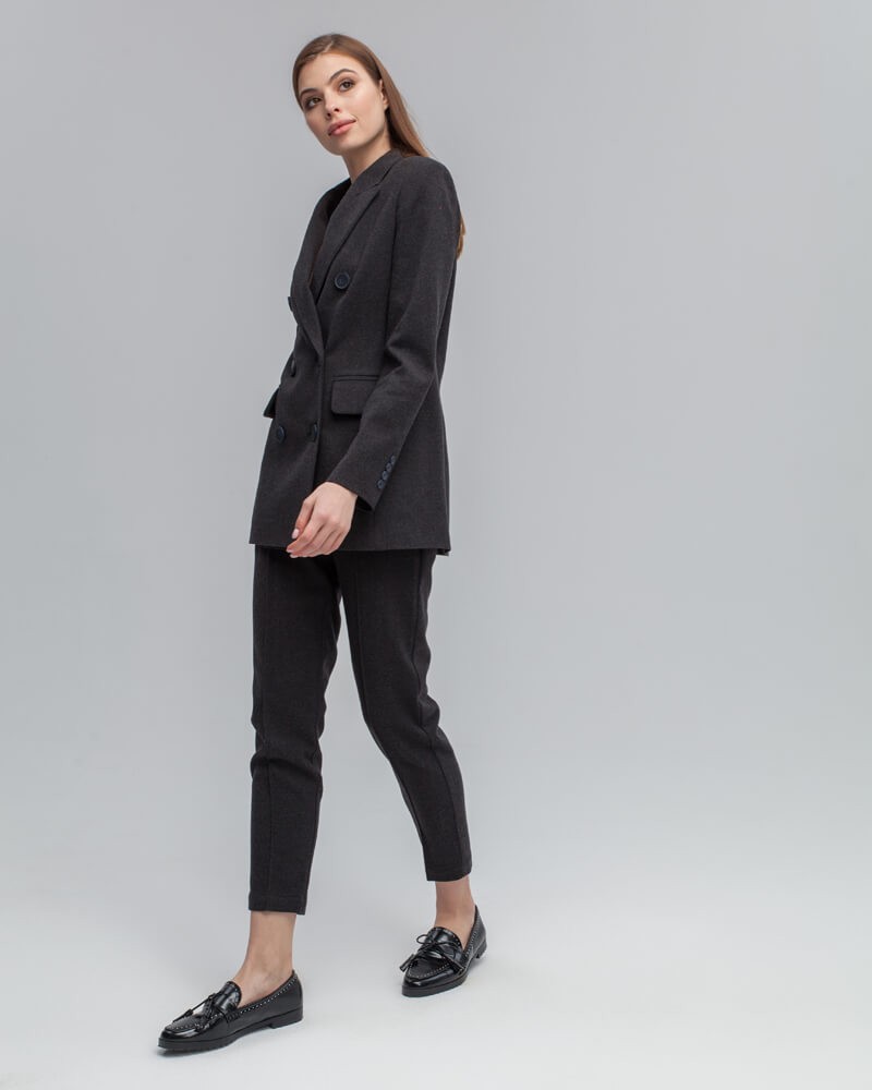 Слегкаприталенный двубортный жакет послужит удачным дополнением не только к деловым нарядам, но и к повседневным образам.Незаменимый элемент базового гардероба, который легко сочетать с брюками, юбками, платьями и денимом.