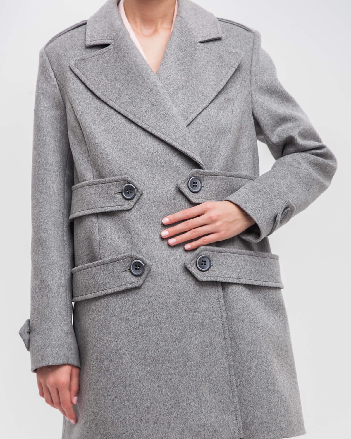 Укороченное двубортное пальто силуэта трапеция с застежкой на кнопки дополнено декоративными пуговицами, хлястиками и погонами. Стильная альтернатива пальто-жакету, которое подойдет как миниатюрным девушкам, так и девушкам среднего и высокого роста

На модели размер XS