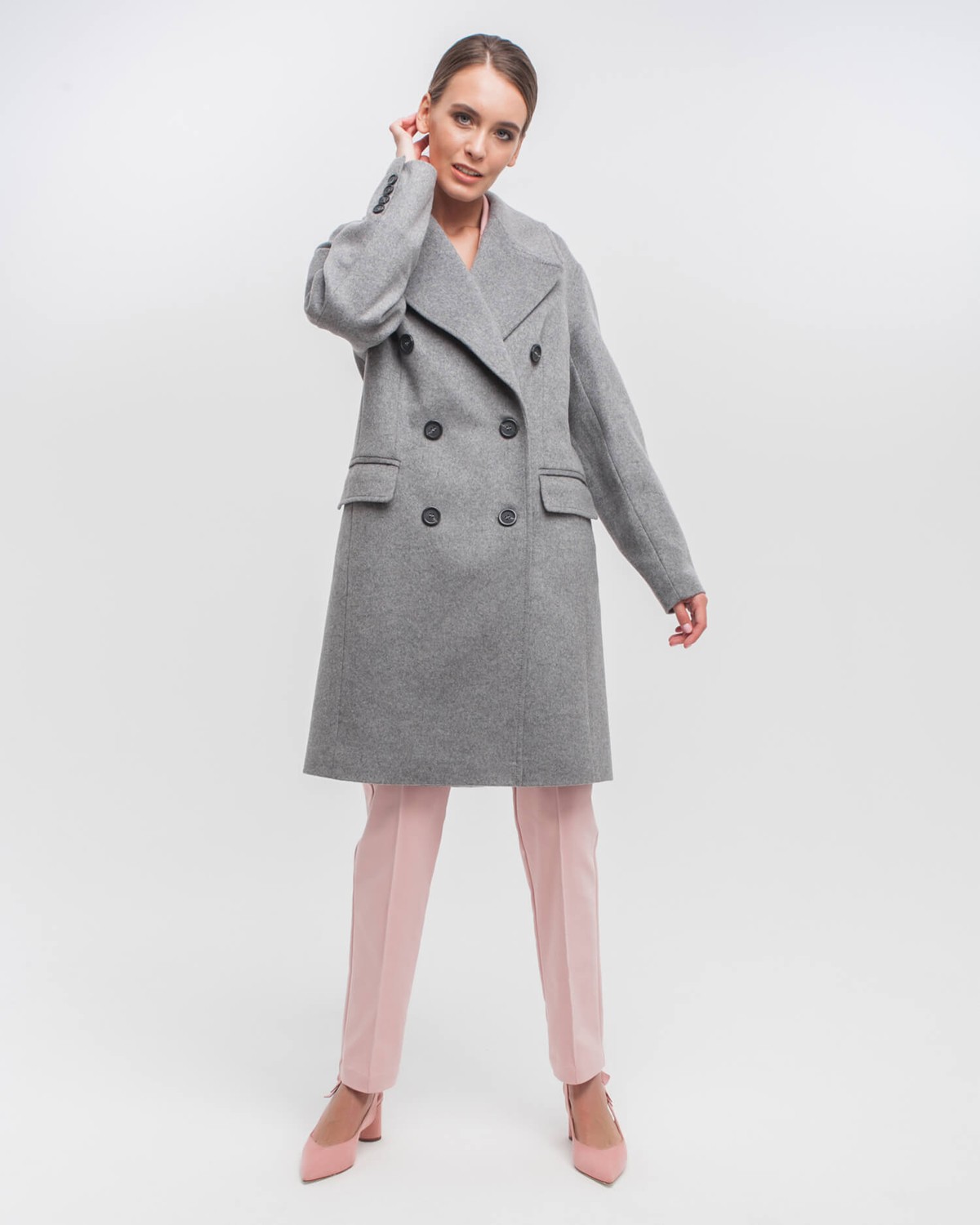 Укороченное двубортное пальто прямого кроя. Модель с английским воротником, дополнена пуговицами и клапанами на карманах. Декоративные отстрочки добавляют фактурыи делают лаконичное изделие стильным.

На модели размер XS