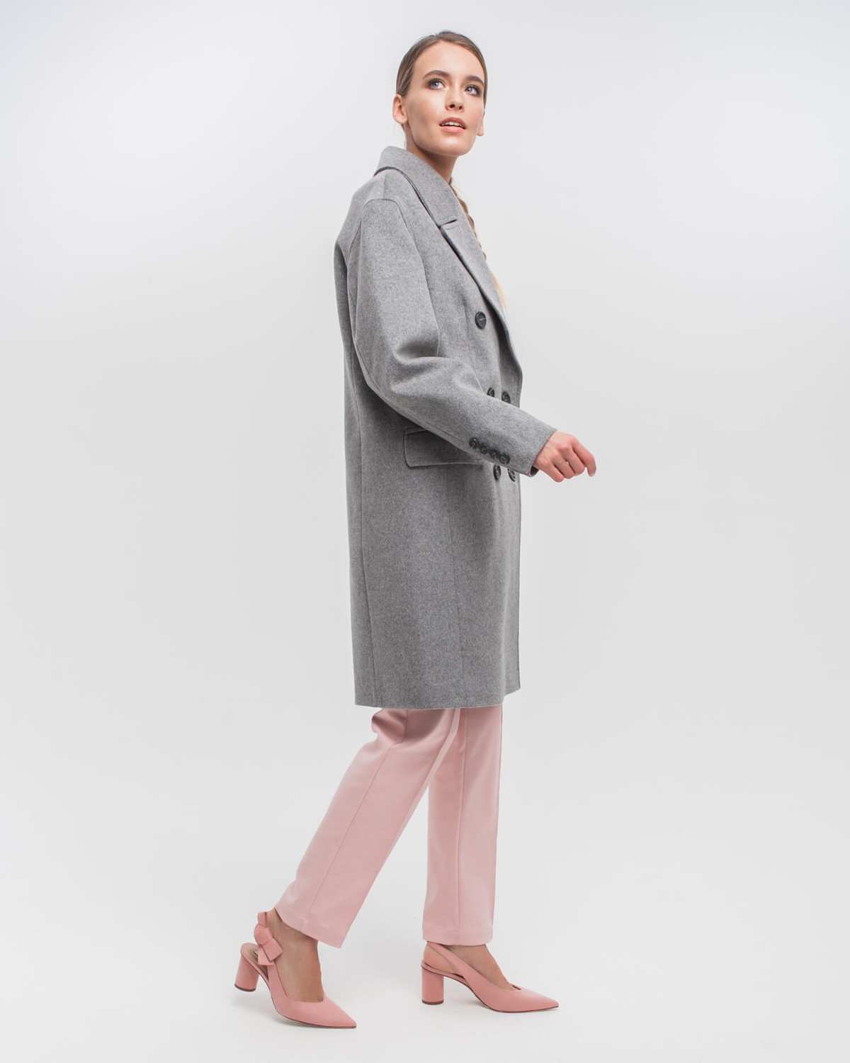 Укороченное двубортное пальто прямого кроя. Модель с английским воротником, дополнена пуговицами и клапанами на карманах. Декоративные отстрочки добавляют фактурыи делают лаконичное изделие стильным.

На модели размер XS