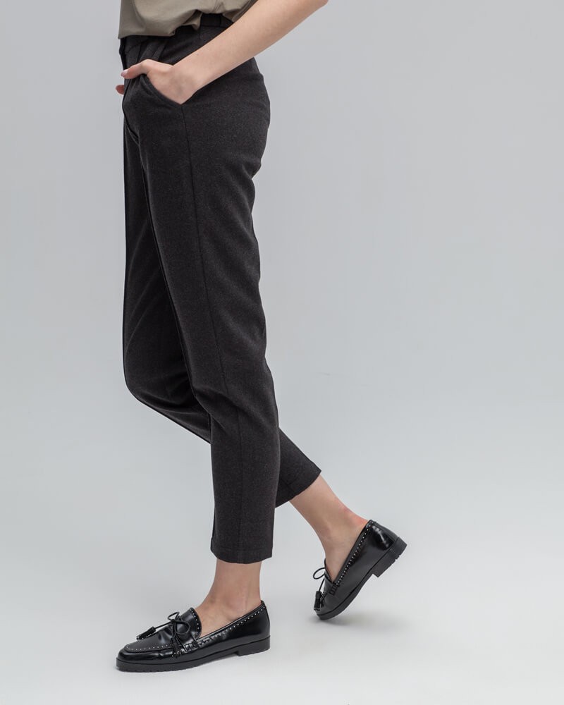 Зауженные к низу брюки полуприлегающего силуэта со средней посадкой и застежкой на молнию и крючки. Посадка на талии и стрелка визуально удлиняют ноги и делают ваш образ более собранным и элегантным.