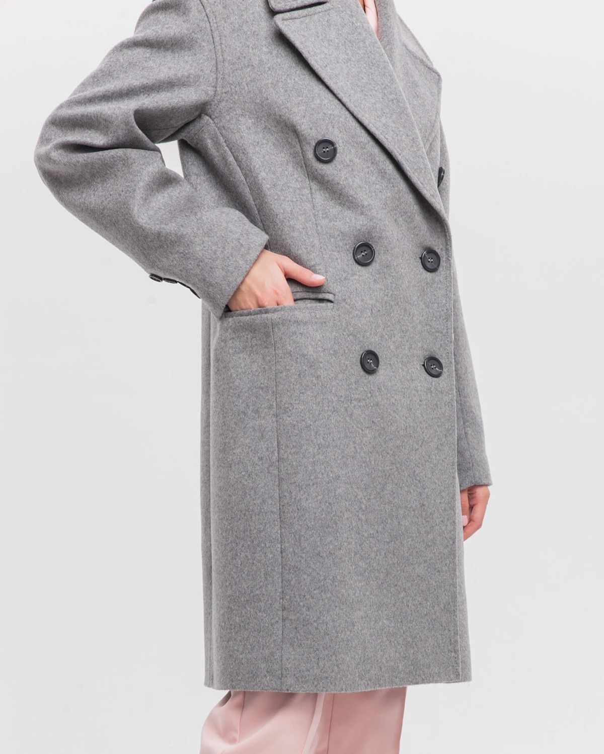 Укороченное двубортное пальто прямого кроя. Модель с английским воротником, дополнена пуговицами и клапанами на карманах. Декоративные отстрочки добавляют фактурыи делают лаконичное изделие стильным.

На модели размер XS