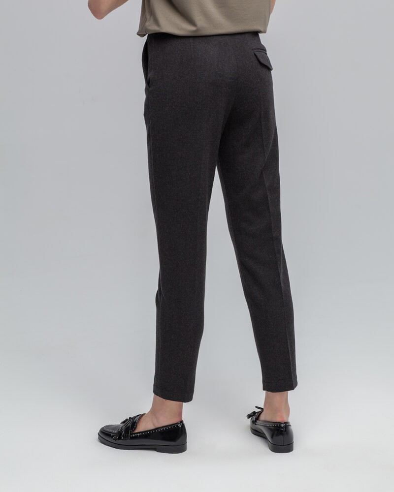 Зауженные к низу брюки полуприлегающего силуэта со средней посадкой и застежкой на молнию и крючки. Посадка на талии и стрелка визуально удлиняют ноги и делают ваш образ более собранным и элегантным.