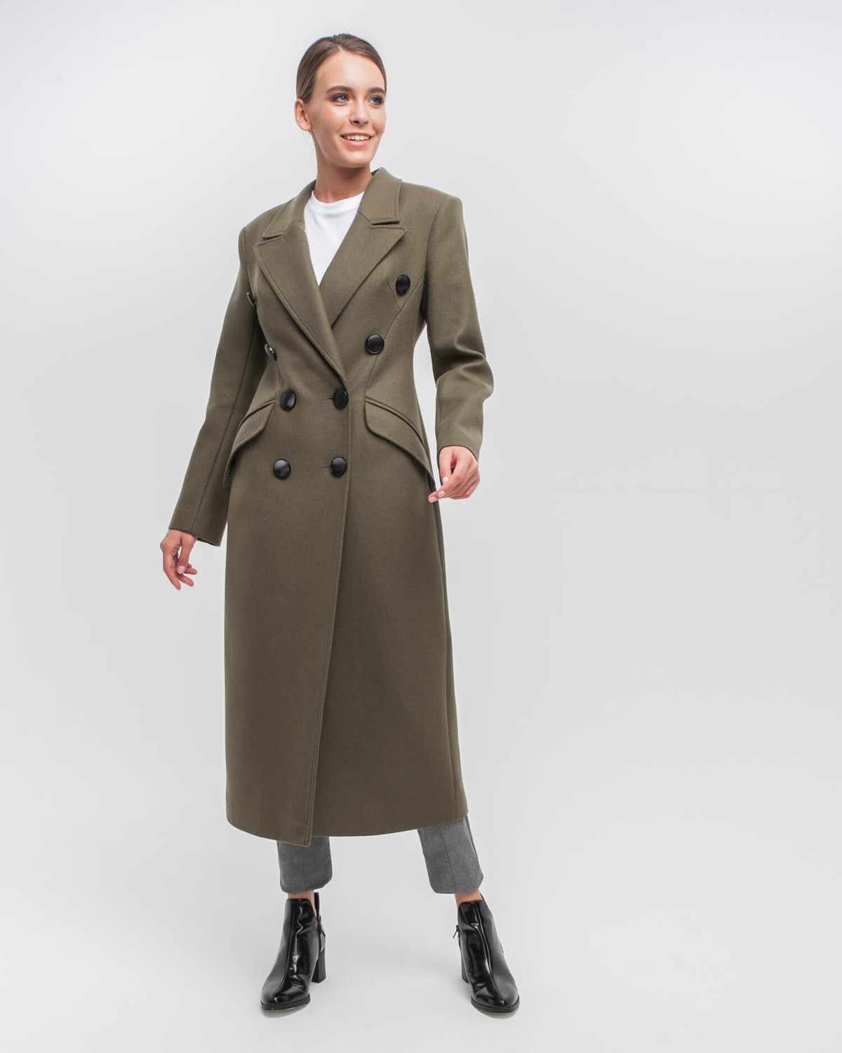 Двубортное пальто приталенного силуэта длины миди с клапанами на карманах. Четкая линия пальто плеч и клапаны на карманах в сочетании с приталенным силуэтом формирует идеальную фигуру-песочные часы.

На модели размер XS