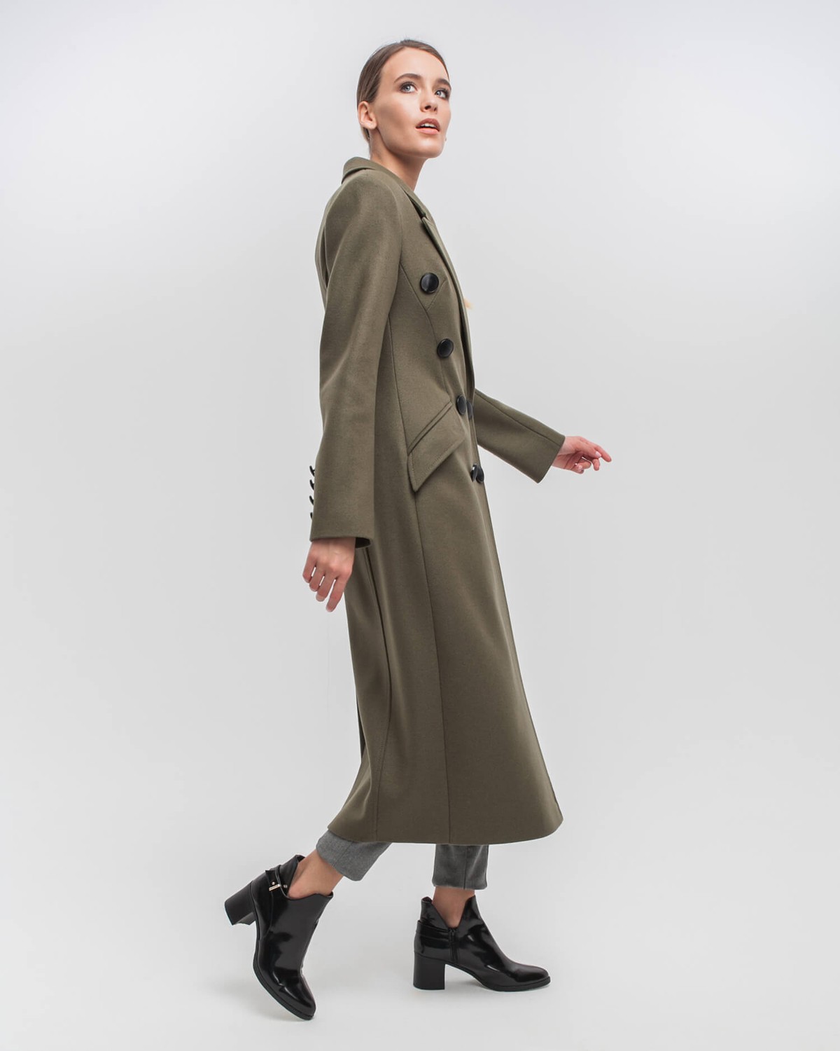 Двубортное пальто приталенного силуэта длины миди с клапанами на карманах. Четкая линия пальто плеч и клапаны на карманах в сочетании с приталенным силуэтом формирует идеальную фигуру-песочные часы.

На модели размер XS