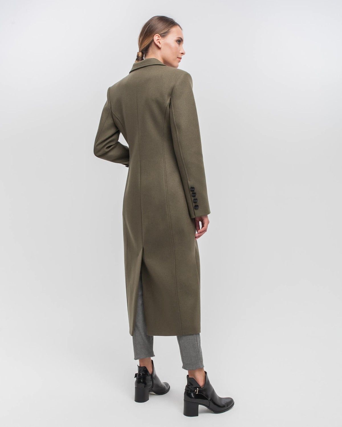 Двубортное пальто приталенного силуэта длины миди с клапанами на карманах. Четкая линия пальто плеч и клапаны на карманах в сочетании с приталенным силуэтом формирует идеальную фигуру-песочные часы.

На модели размер XS