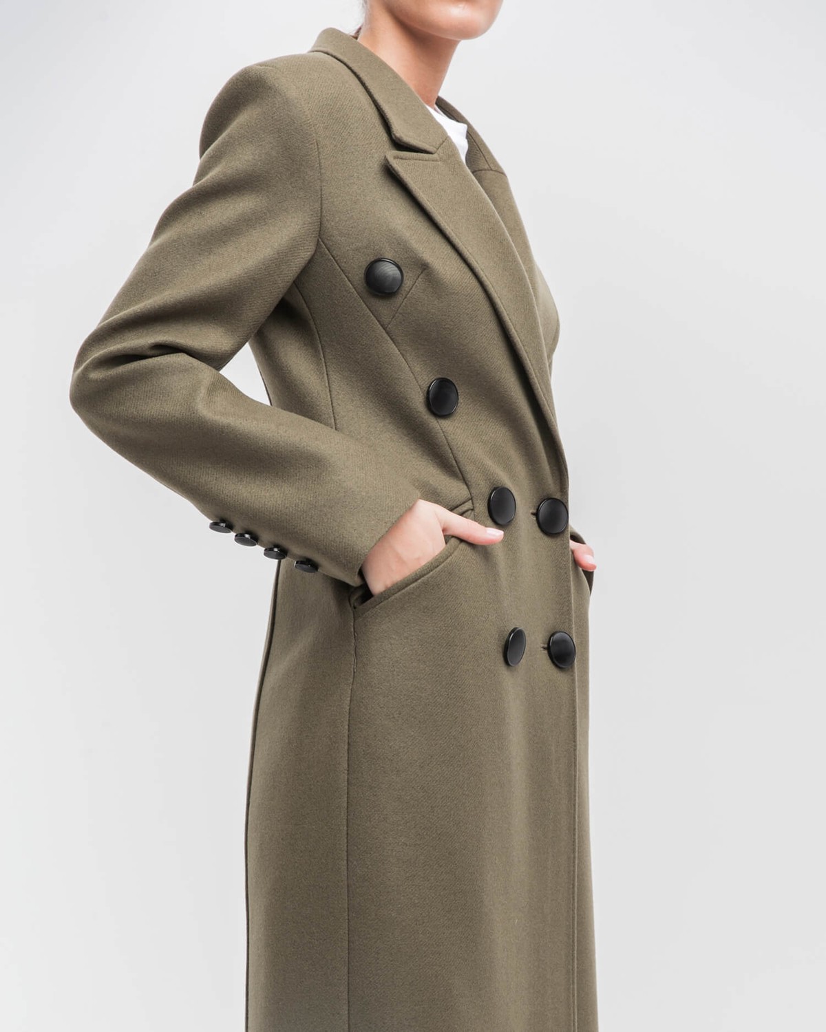 Двубортное пальто приталенного силуэта длины миди с клапанами на карманах. Четкая линия пальто плеч и клапаны на карманах в сочетании с приталенным силуэтом формирует идеальную фигуру-песочные часы.

На модели размер XS