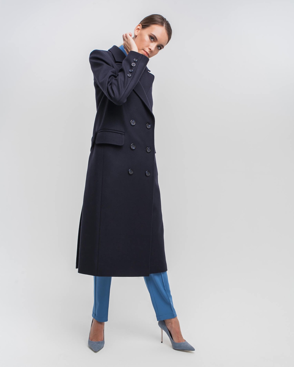Двубортное пальто прямого кроя длины миди из плотной шерсти на подкладе с двумя шлицами. Доволнено хлястиком на спинке.
Структурированный силуэт пальто идеально подойдет для создания деловых образов на каждый день.

На модели размер XS