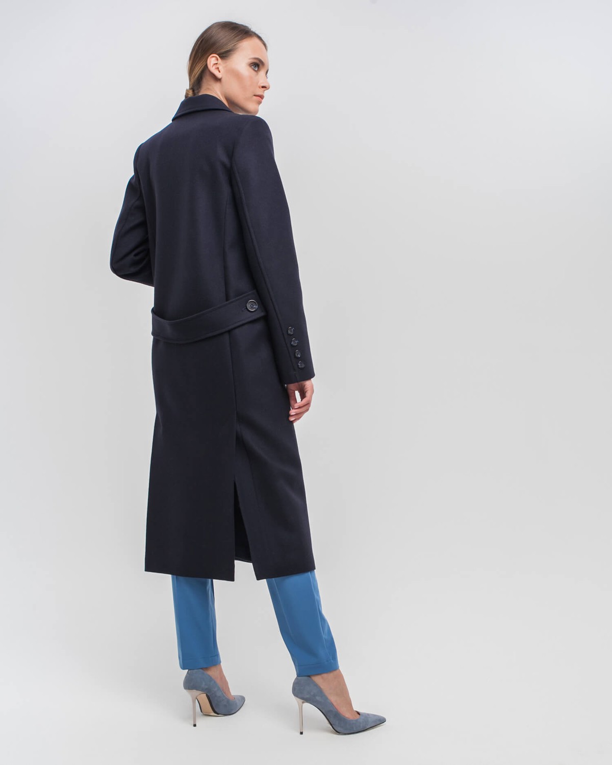 Двубортное пальто прямого кроя длины миди из плотной шерсти на подкладе с двумя шлицами. Доволнено хлястиком на спинке.
Структурированный силуэт пальто идеально подойдет для создания деловых образов на каждый день.

На модели размер XS