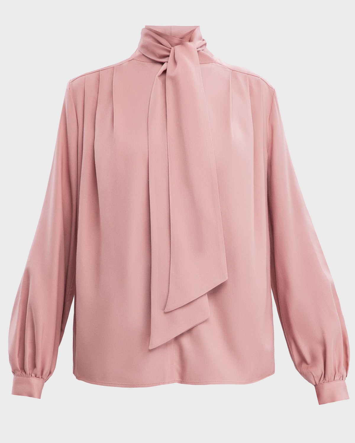 Блуза с широкими рукавами, узкими манжетами, драпировкой и бантом на груди добавит женственности любому деловому образу.
