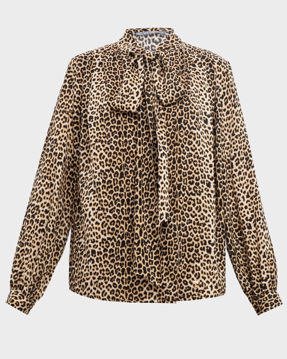 Блуза с широкими рукавами, узкими манжетами, драпировкой и бантом на груди добавит женственности любому деловому образу.
