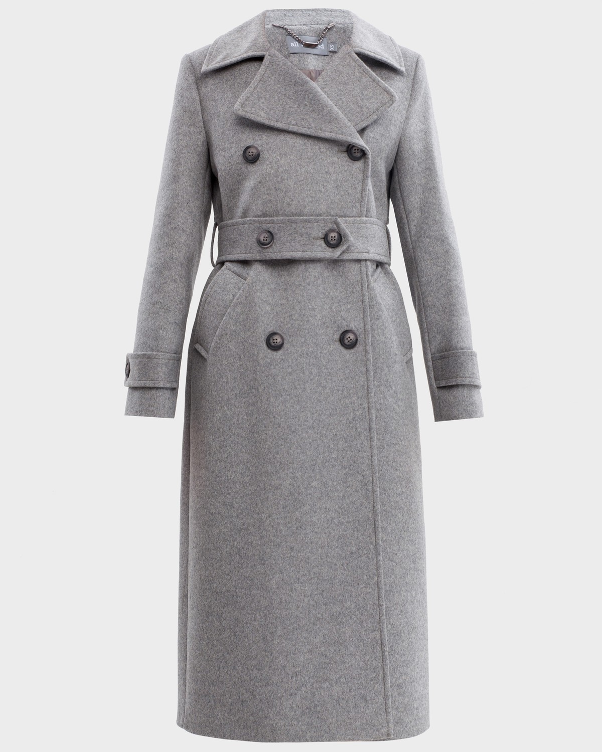 Двубортное пальто-тренчс кокеткой по спинке, широким поясом на пуговицах и шлицей сзади.
Рукава декорированы патами на пуговицах. Классический крой в сочетании с элементами стиля милитари - альтернатива минимализму.