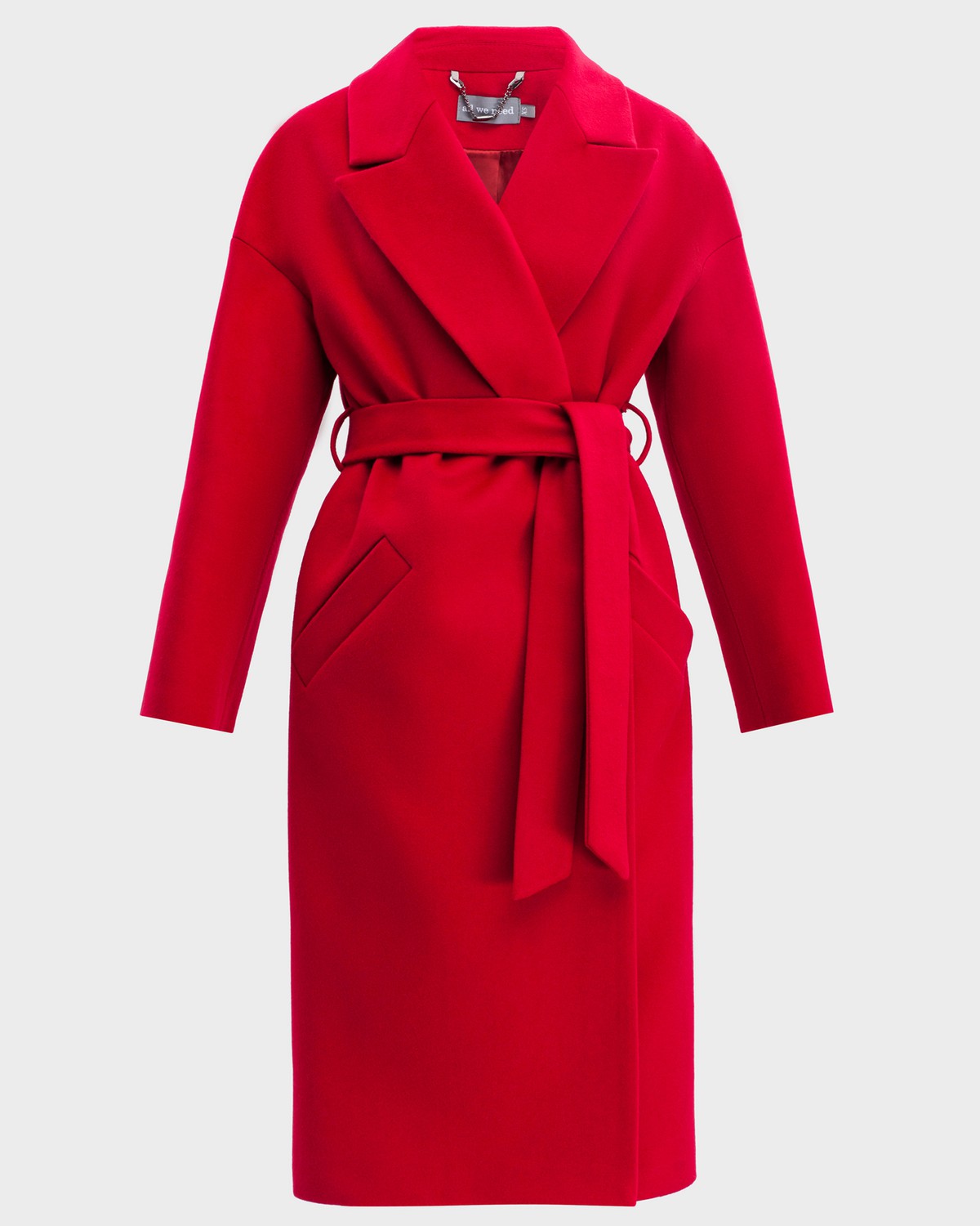 Пальто-халат из плотной шерсти с кашемиром. Модель прямого силуэтас английским воротником.Пальто дополнено двумя вместительными карманами,без застежки, с поясом из основного материала.

На модели размер XS