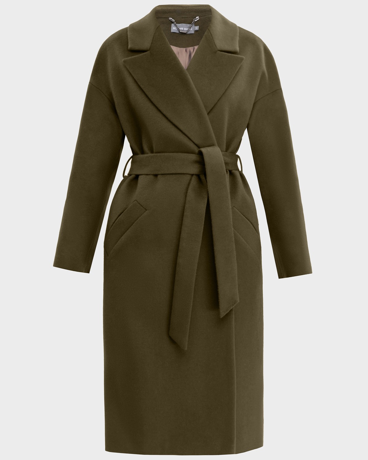 Пальто-халат из плотной шерсти с кашемиром. Модель прямого силуэтас английским воротником.Пальто дополнено двумя вместительными карманами,без застежки, с поясом из основного материала.

На модели размер XS