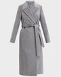 Пальто из плотной шерсти на подкладе. Модель прямого силуэта с английским воротником, классической линией плеча. Дополнено двумя вместительными втачными карманами и поясом из основного материала.
Женственный силуэт пальто и пояс, подчеркивающий талию, делает эту модель идеальным вариантом для любителей классики.

На модели размер XS